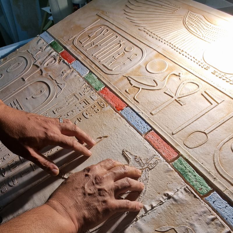 Manos tocando un jeroglífico