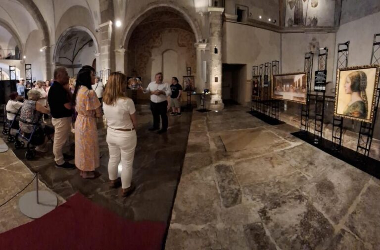 Rafa Gálvez presentando la exposición en el MUCBE
