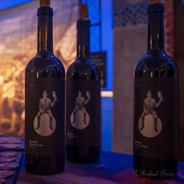Bodegas NOVOS y Maatk un maridaje perfecto para cada vez que inaguramos  una exposición, estamos encantados, vamos dar a conocer un trabajo  excelente NOVOS Tinto de Luna.
Maatk apoyando a la denominación de origen Utiel-Requena. Gracias.
#bodegasnovos #velazquez #velázquez #villardecañas #culturadelvino #cuenca #maatk #castillalamancha #maridaje #requena
#lavalentiadelpintor